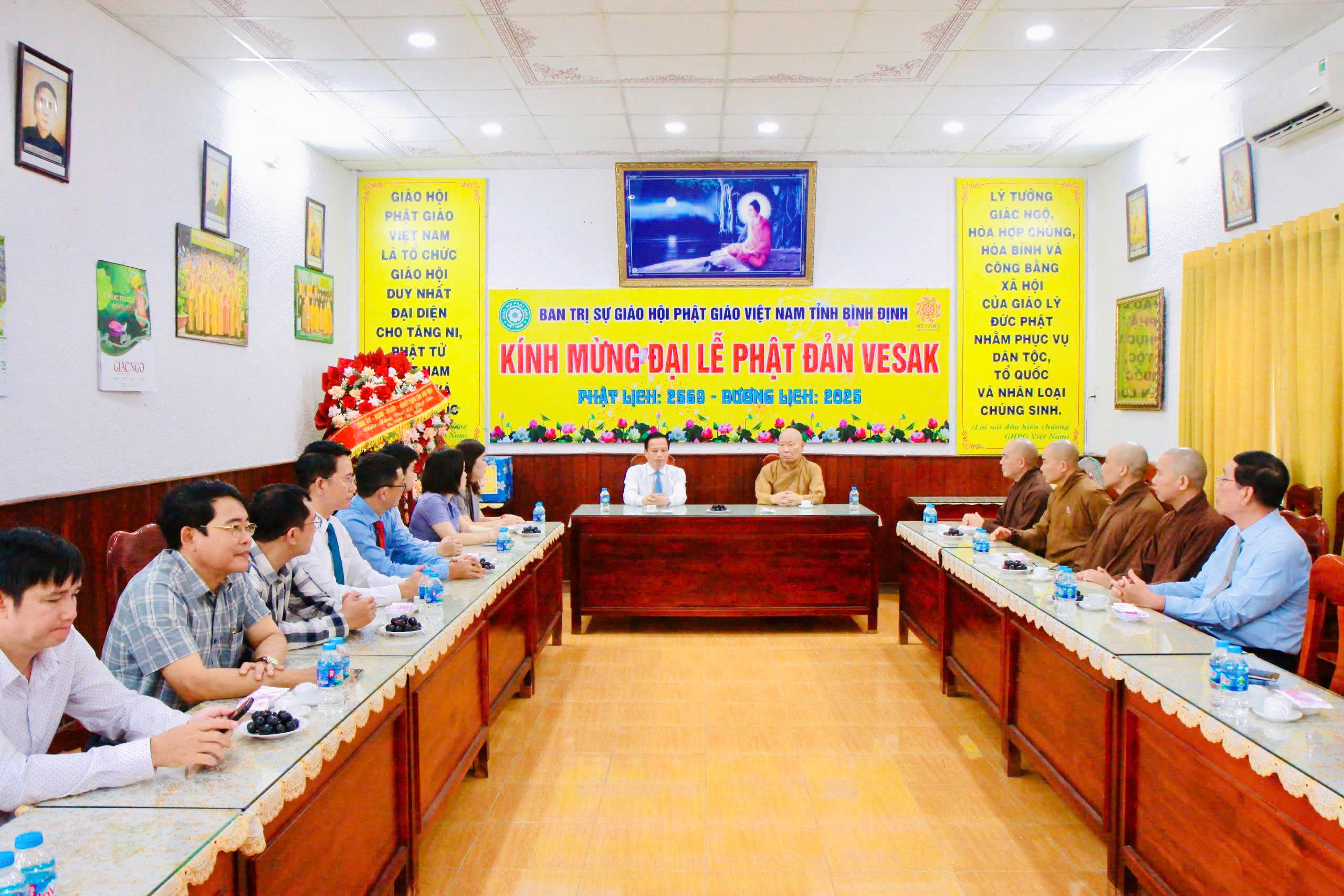 Lãnh đạo chính quyền tỉnh Bình Định chúc mừng Đại lễ Phật đản Vesak năm 2025